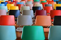 Kleurige stoelen Kunsthal Auditorium 1