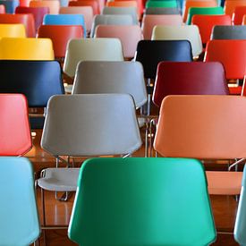 Kleurige stoelen Kunsthal Auditorium 1 von Wim Goedhart