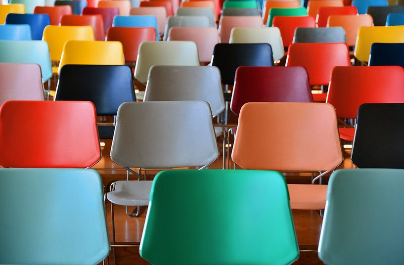 Kleurige stoelen Kunsthal Auditorium 1 van Wim Goedhart