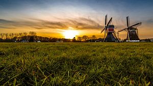 Holländische Windmühle in Sonnenuntergang Landschaft von Jan Hermsen