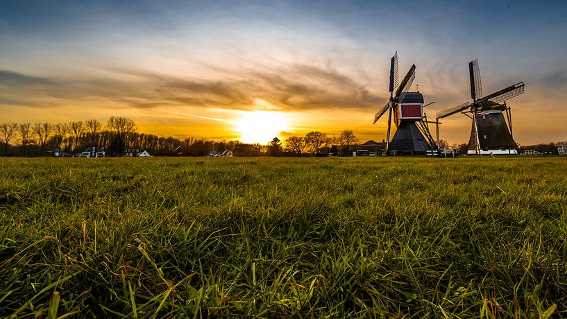 Moulin à vent néerlandais dans un paysage de coucher de soleil par Jan Hermsen