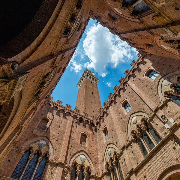 Torre del Mangia in het Italiaanse Siena von Jenco van Zalk