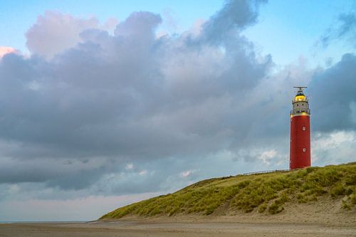 Vuurtoren van Texel in de duinen tijdens een stormachtige herfstavond