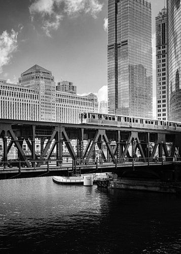 Subway crossing the Chicago river