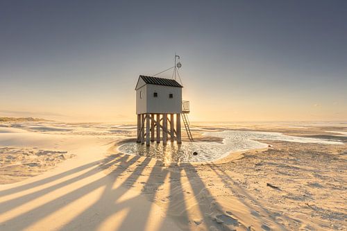 Drenkelingenhuisje Terschelling: Zonsondergang met opwaaiend zand in Pastelkleuren