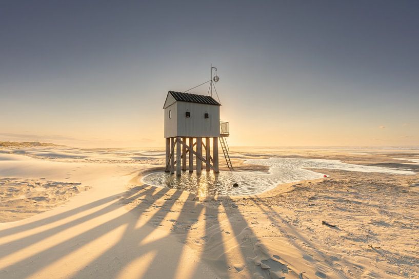 Ertrinkungshaus Terschelling: Sonnenuntergang mit windverwehtem Sand in Pastellfarben von KB Design & Photography (Karen Brouwer)