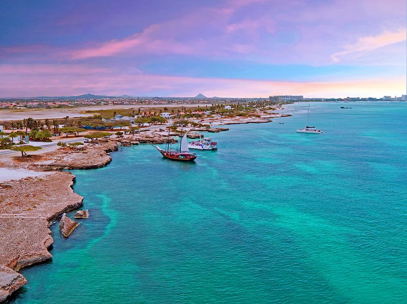 Luftaufnahme von Aruba in der Karibik bei Sonnenuntergang von Eye on You