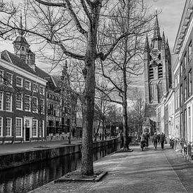 Der schiefe Turm von Delft, Oude Kerk (schwarz-weiß) von Jeroen de Jongh