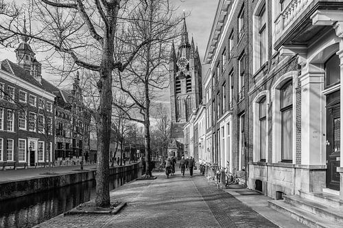 De scheve toren van Delft, Oude Kerk (zwart-wit)