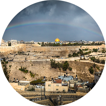 Regenboog boven Jerusalem van Herman IJssel BWPHOTO
