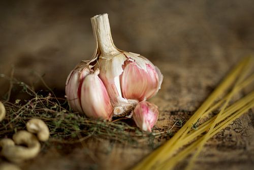 Knoflook, spaghetti, tijm & cashewnoten op hout