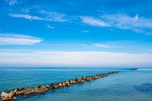 Baltic Sea coast with blue sky in Wustrow, Germany sur Rico Ködder