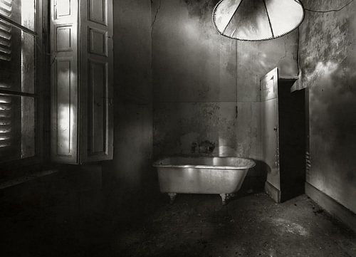 Bad op pootjes monochroom
