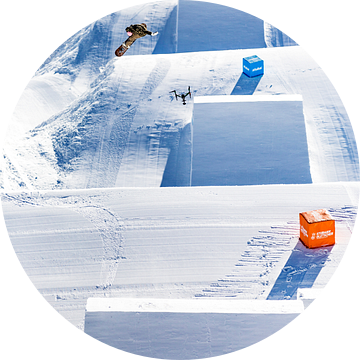 Snowboarder en drone vlak naast elkaar in de lucht