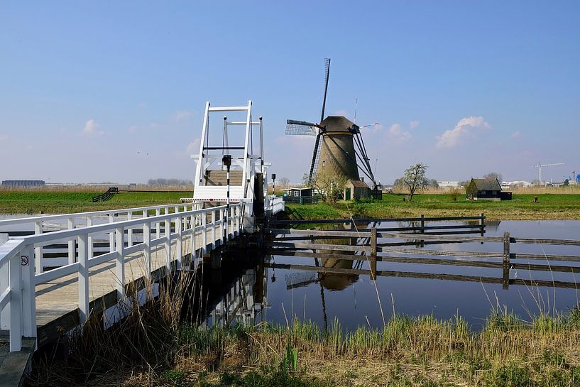 Passage du pont vers le moulin du musée Nederwaard par Frank's Awesome Travels