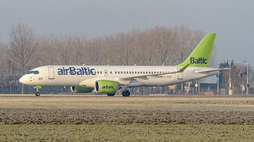 Taxiënde AirBaltic Bombardier CS300. van Jaap van den Berg