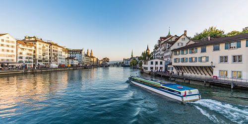 Excursieboot op de Limmat in Zürich