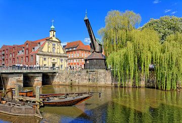 Lüneburg - Oude kraan aan de Ilmenau-rivier van Gisela Scheffbuch