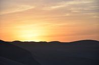 Zonsondergang in de woestijn. van Zarina Buckert thumbnail