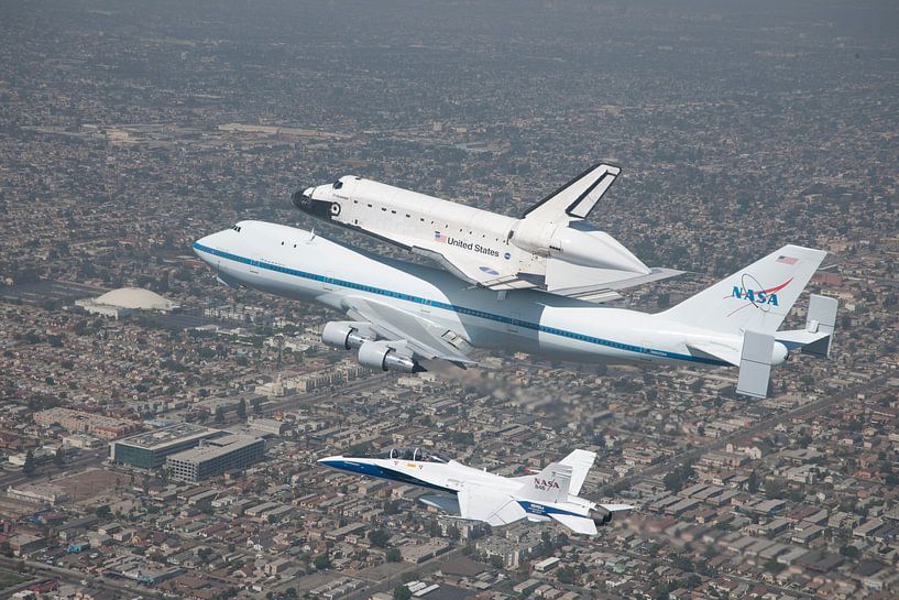Spaceshuttle mit der Boeing über dem Kennedy Space Center. von Brian Morgan