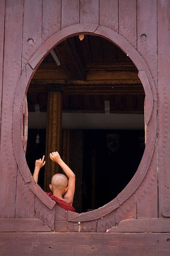Junger Mönch im ovalen Fenster
