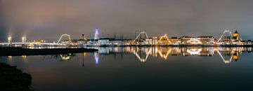 Kampen skyline avondzicht aan de IJssel
