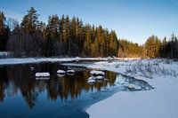 Winterliches Schweden mit Mmoie-Reflexion.