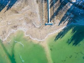 Winterlandschap met meer en loopbrug