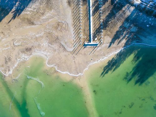 Winterlandschap met meer en loopbrug