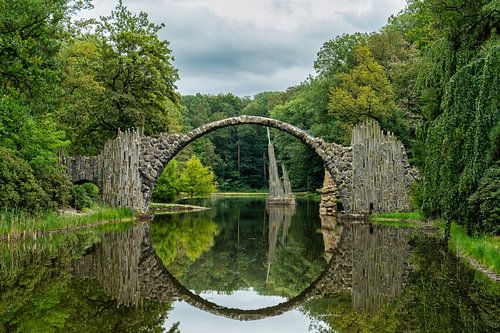 Uitzicht op de Rakotzbrücke in het Kromlauer Park