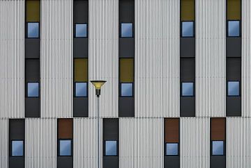 Architectuurfoto van gevel  met straatverlichting in Pamplona, Spanje van Wim Schuurmans