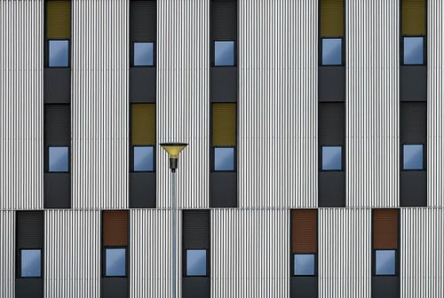 Architectuurfoto van gevel  met straatverlichting in Pamplona, Spanje