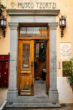 Entrée de musée authentique avec détails historiques - Museo Tzortzi sur Paul de Kok