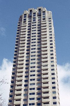 Een hoog gebouw met een blauwe lucht | Rotterdam | Nederland Reisfotografie van Dohi Media