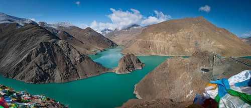 Panorama van het turquoise Yamdrok meer, Tibet