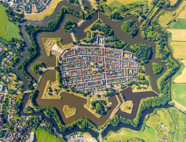 Naarden-Vesting als Highlight in der Landschaft von Thomas Röell