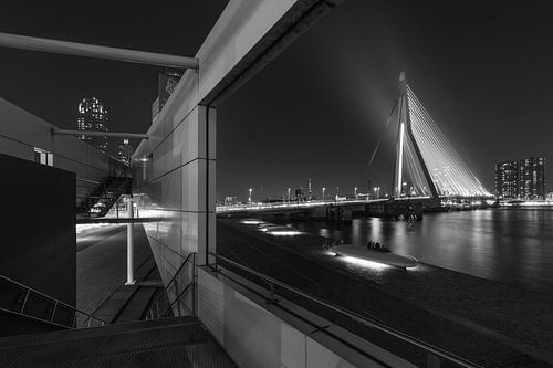 De Erasmusbrug in Rotterdam geframed