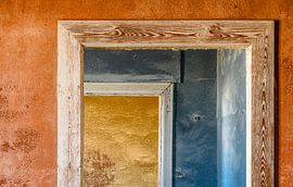 Rood, blauw en geel  in verval van Ton van den Boogaard