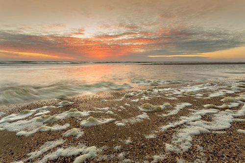 zondsondergang aan zee