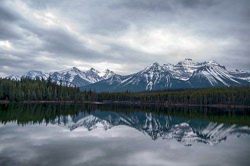 Dreigende lucht bij  een meer in Canada