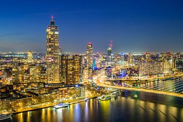Rotterdam centrum bij Erasmusbrug over de Maas in de avond