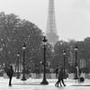 Zwart-wit foto Place de la Concorde Parijs met Eiffeltoren. Regenachtige straatfotografie in de stijl van Cartier-Bresson van Judith van Wijk