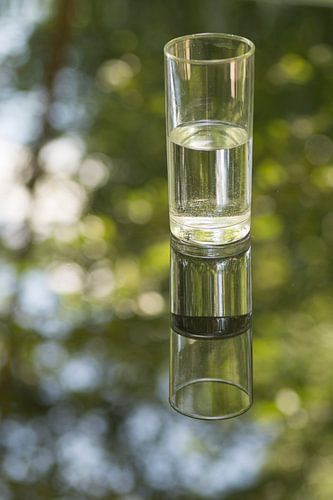 Optische Täuschung mit einem Glas Wasser