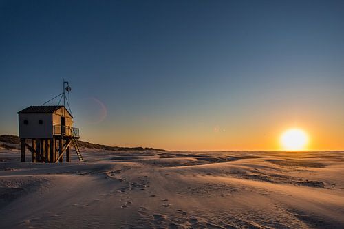 Zonsondergang bij het drenkelingenhuisje op Terschelling - mooie foto op het strand