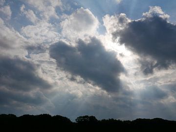 wolkenlucht met zonnestralen van Wim vd Neut