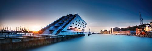 Hamburg Pamnorama in de haven van Hamburg bij zonsondergang.