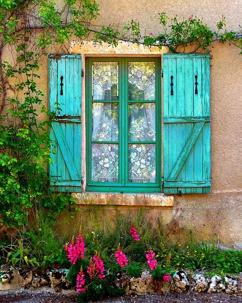 Wicked Window (Französisches Fenster mit türkisfarbenen Fensterläden) von Caroline Lichthart