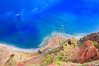 Schöne bunte Landschaft von oben an der Küste auf Insel Madeira in Portugal von Ben Schonewille Miniaturansicht