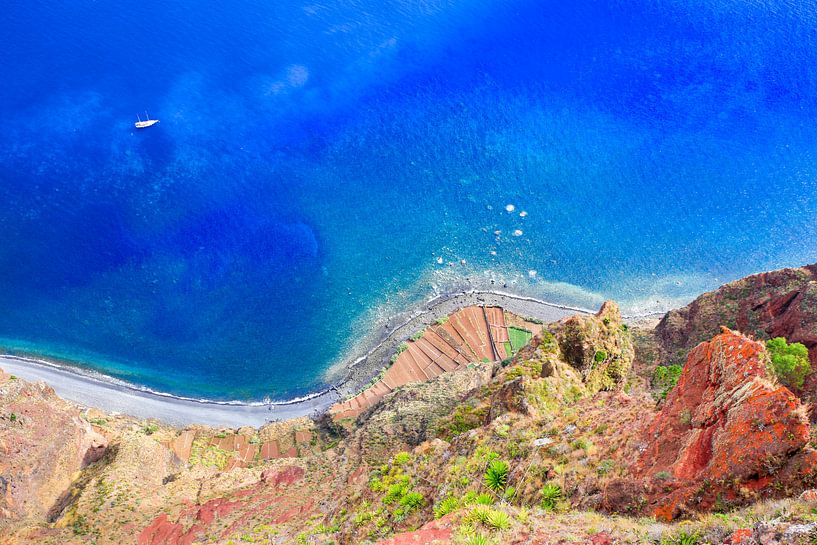 Schöne bunte Landschaft von oben an der Küste auf Insel Madeira in Portugal von Ben Schonewille