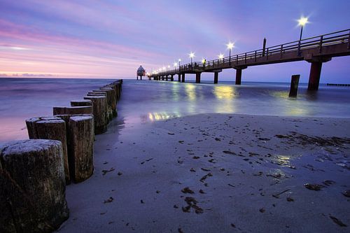 De pier van Zingst, die zich uitstrekt in zee en aan het eind een duikgondel heeft.